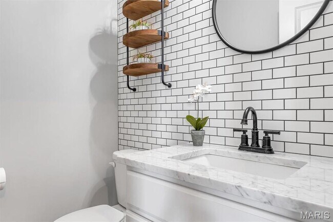 Building Photo - 5044 Arpent St