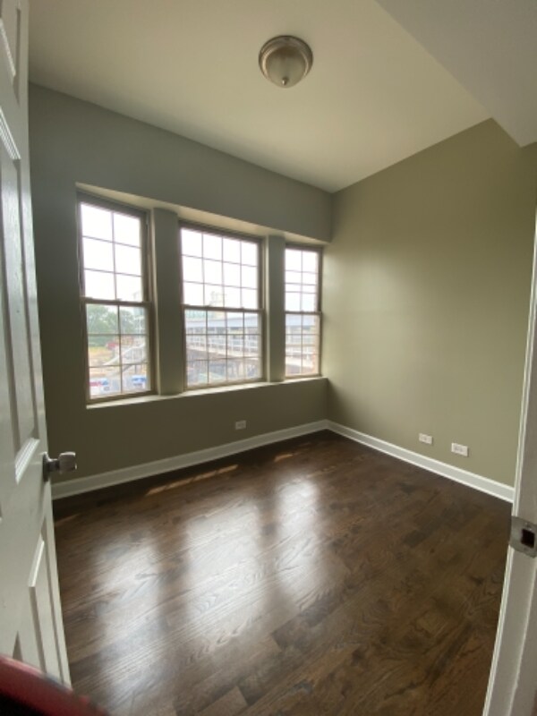 Building Photo - 5042 S Calumet Ave