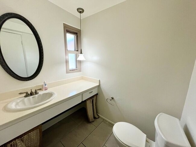 Building Photo - Spacious 2BR/1.5BA Townhome with A/C, Parking & Luxury Community Amenities