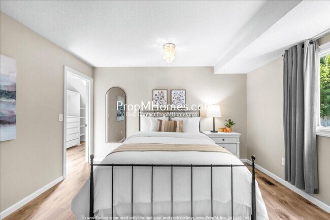Building Photo - 17981 SW Meadowlark Ln