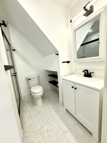 Full bathroom - 2821 S Broad St