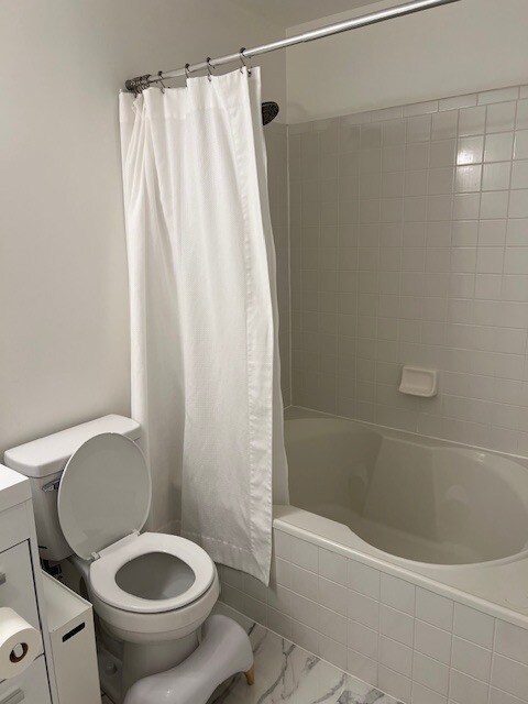 Master bathroom - 121 Timberbrook Ln