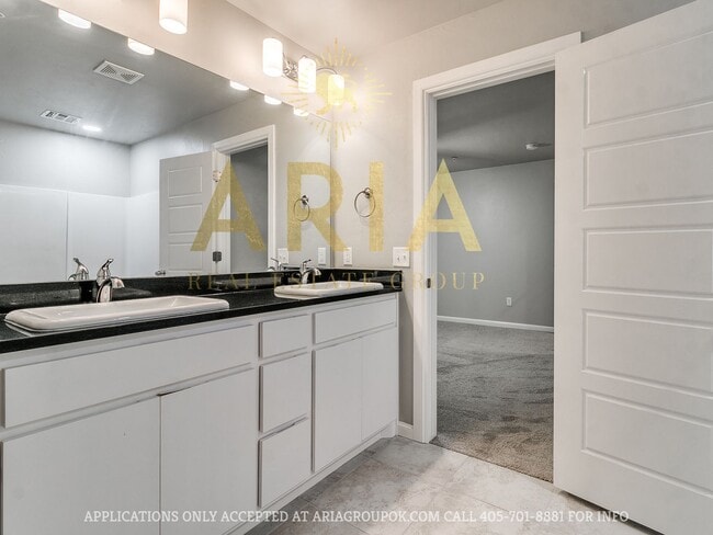 Building Photo - West Norman Urban Contemporary 3 Bed/2.5 Bath West Main Lofts Townhome Available Now!