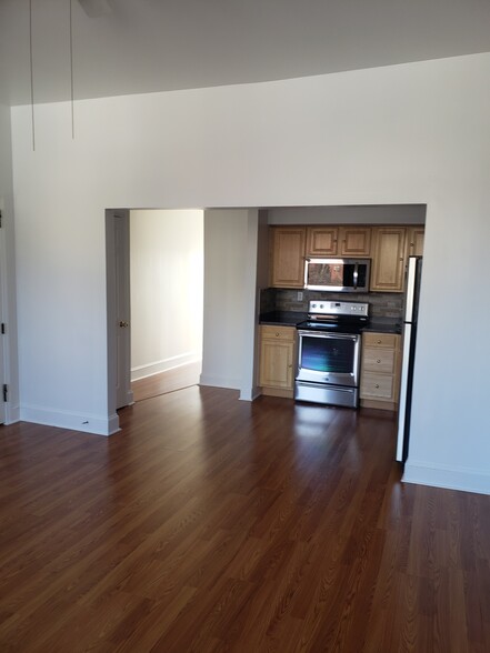 Building Photo - 53 Ten Broeck St