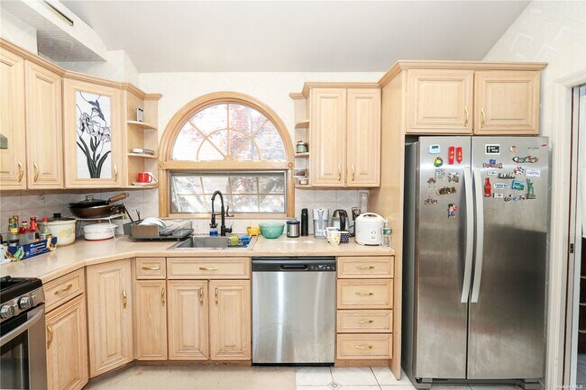 Building Photo - 98 Bayberry Ave