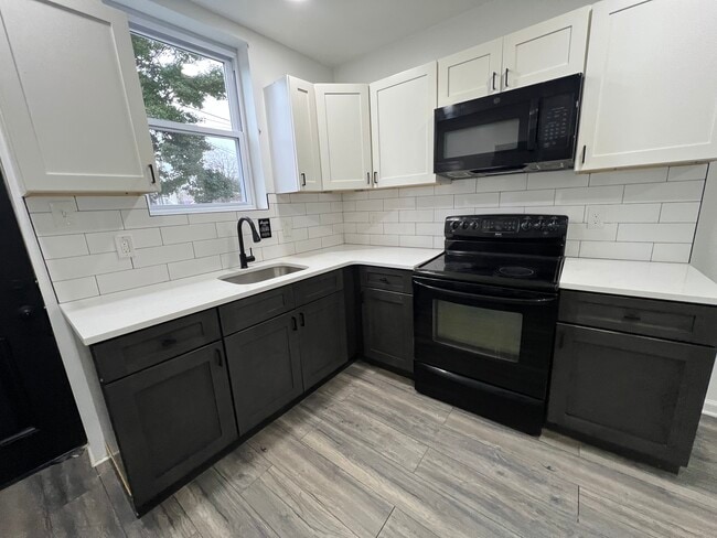 Building Photo - 912 Pennell St