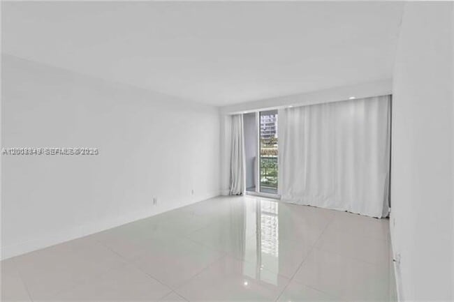 Building Photo - 100 Bayview Dr