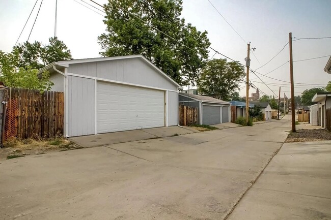 Building Photo - Charming 3-Bedroom Bungalow with Oversized...