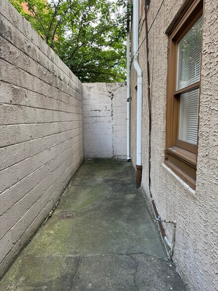 Building Photo - 217 Vine St