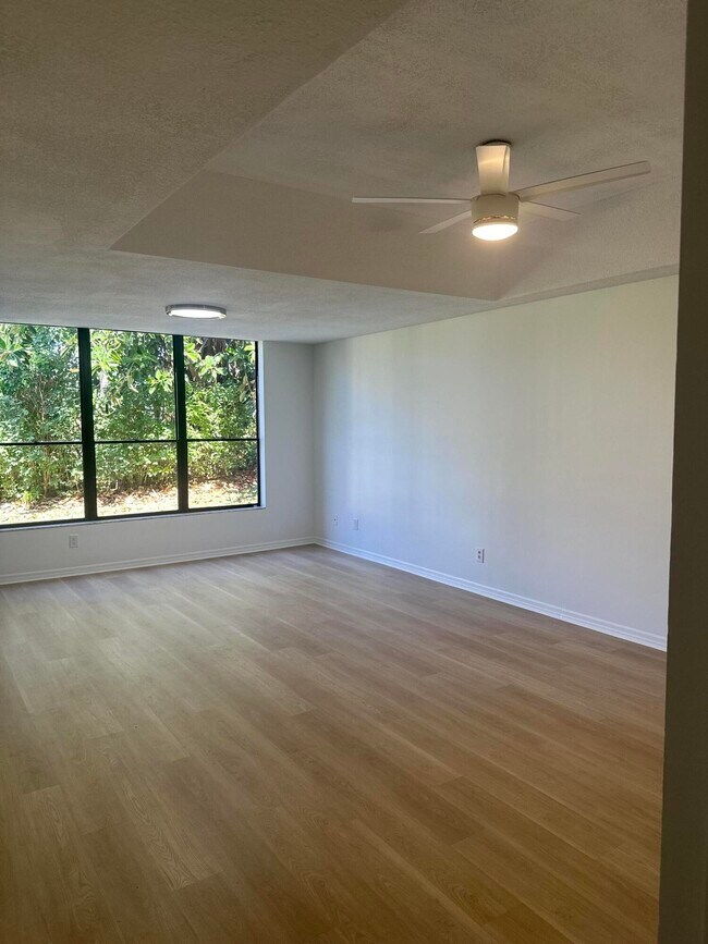 Building Photo - 5270 SE Seascape Way