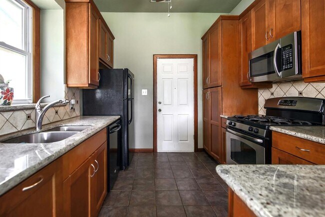 Building Photo - 709 Sapling Cove