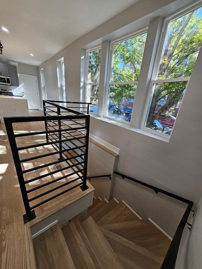 Building Photo - 901 N Francisco Ave