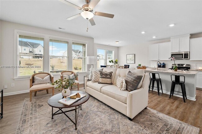 Building Photo - 10241 SW Newberry Ave