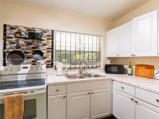 Building Photo - 6320 SW 58th Pl