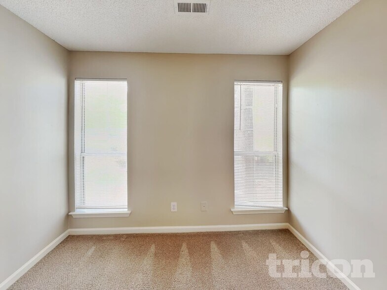 Building Photo - 547 Horseshoe Cir