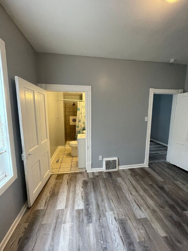 Building Photo - Cozy 1-Bedroom in Sharon – Walkable Location, Pets Welcome!