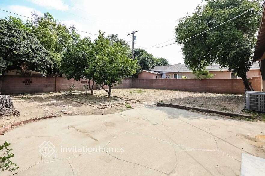 Building Photo - 15040 Valerio St