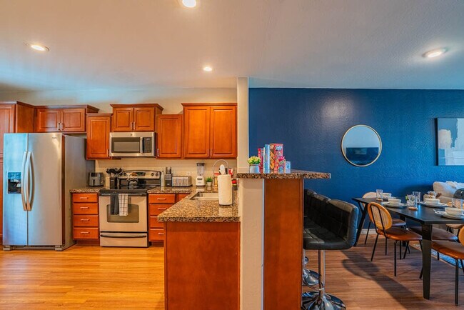 Building Photo - 1275 E University Dr