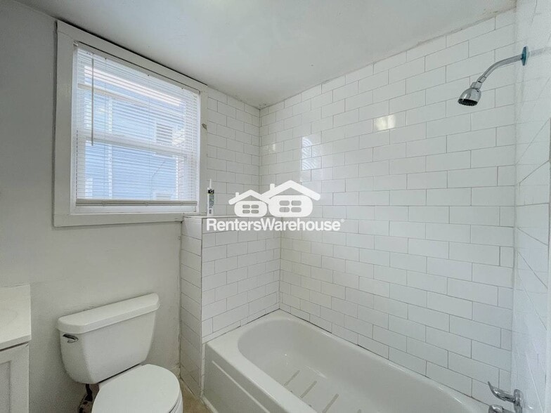 Building Photo - 1305 W 38th St