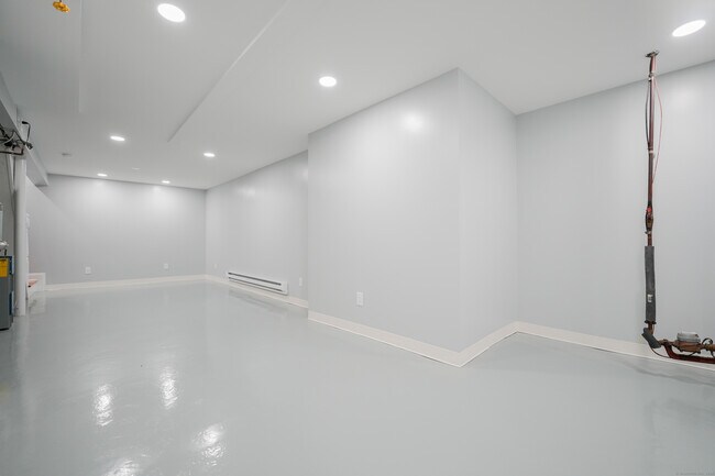 Building Photo - 377 Peck St