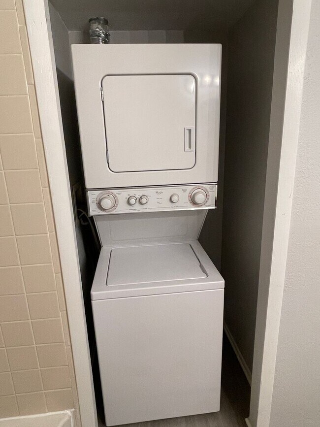 Building Photo - Prime Location! Water included! 2-bed 1-bath Condo!