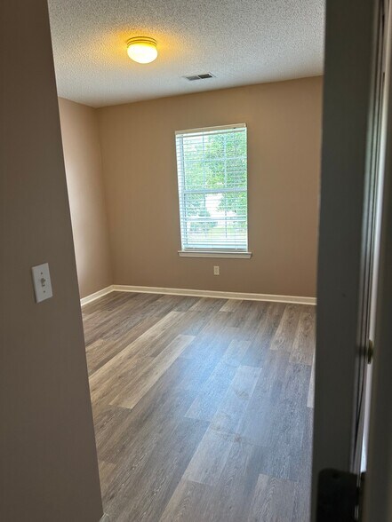 Building Photo - 460 Live Oak Walk
