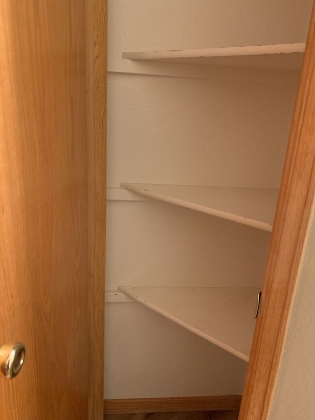Building Photo - STUDENTS WELCOME! 3 Bed, 2 Bath Duplex in ...