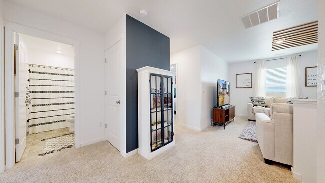 Building Photo - Like New Home W/ 3 Bed, Office, & Loft