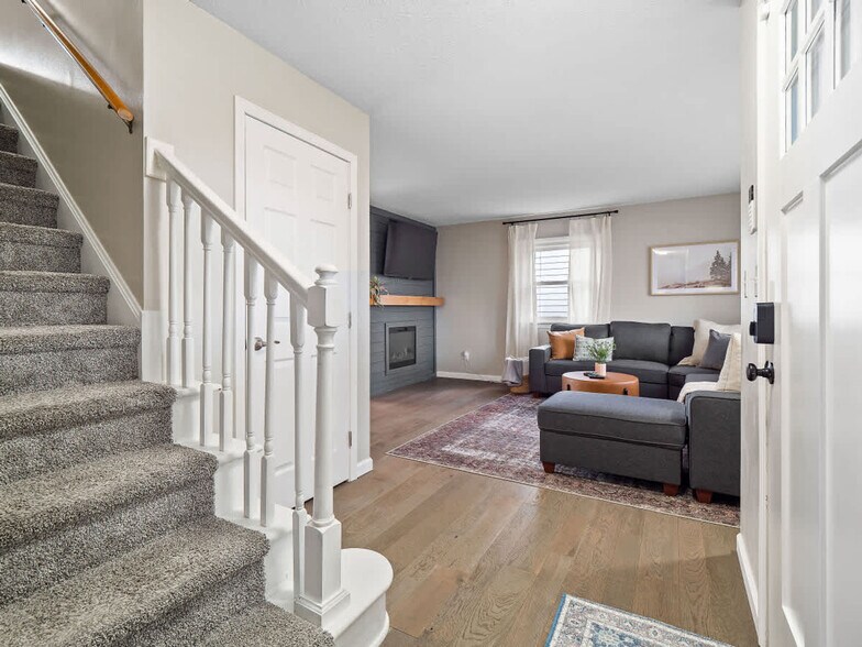 Building Photo - 4861 Pineview Dr