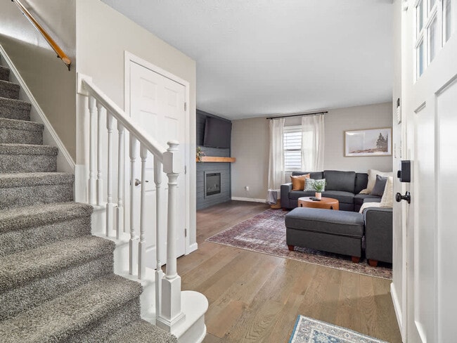 Building Photo - 4861 Pineview Dr