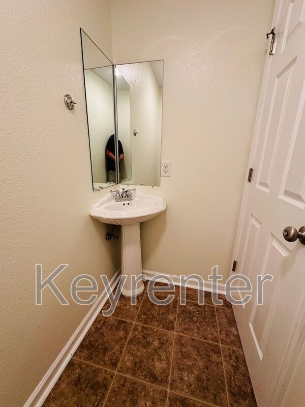 Building Photo - 846 Blue Spruce Way