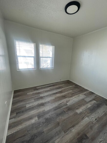 Building Photo - 1291 E Villa Vis Ave