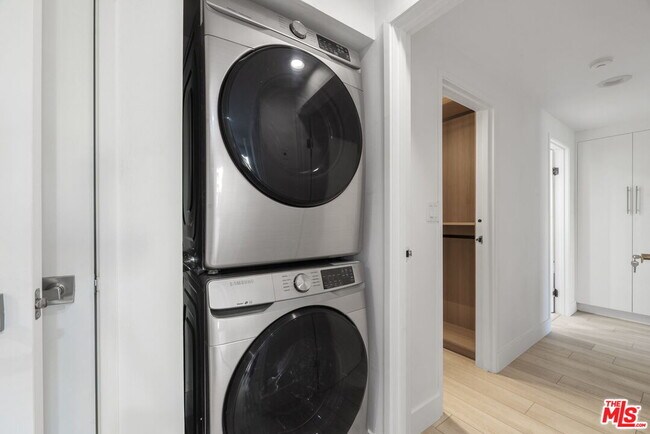 Building Photo - 1118 3rd St