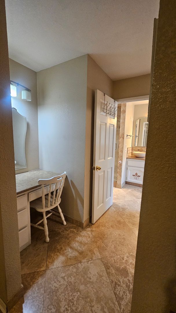 Building Photo - Great NW home with POOL & SOLAR!