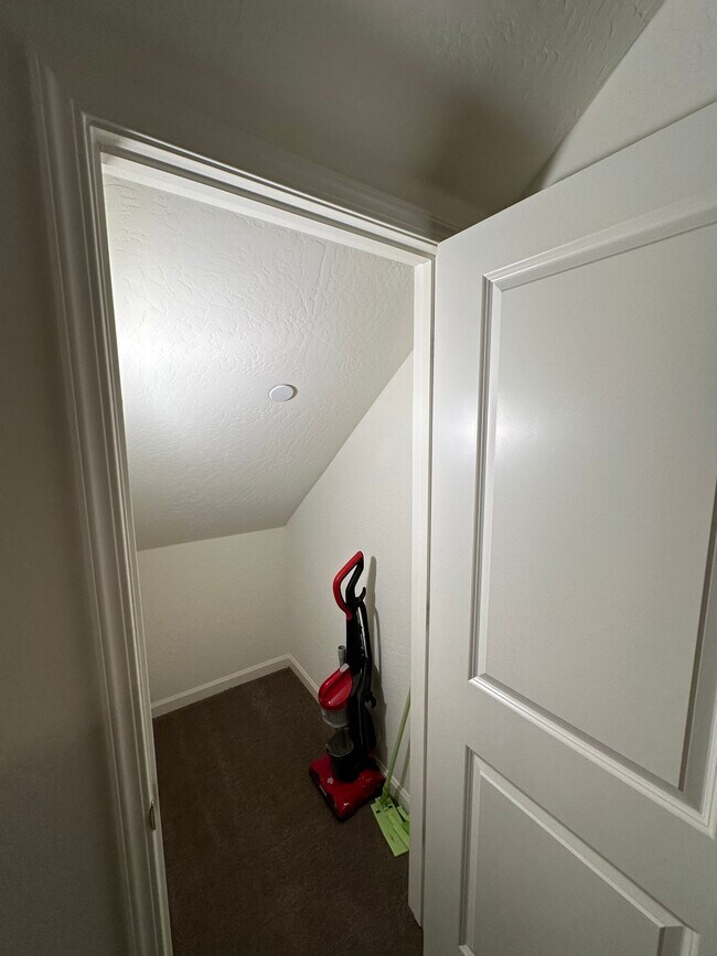 Building Photo - GenUnit Suite, Sterling Hl Ct