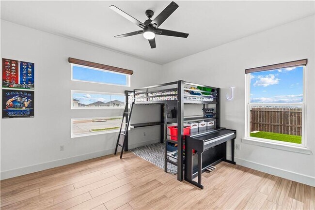 Building Photo - 4/3-Kings Landing community