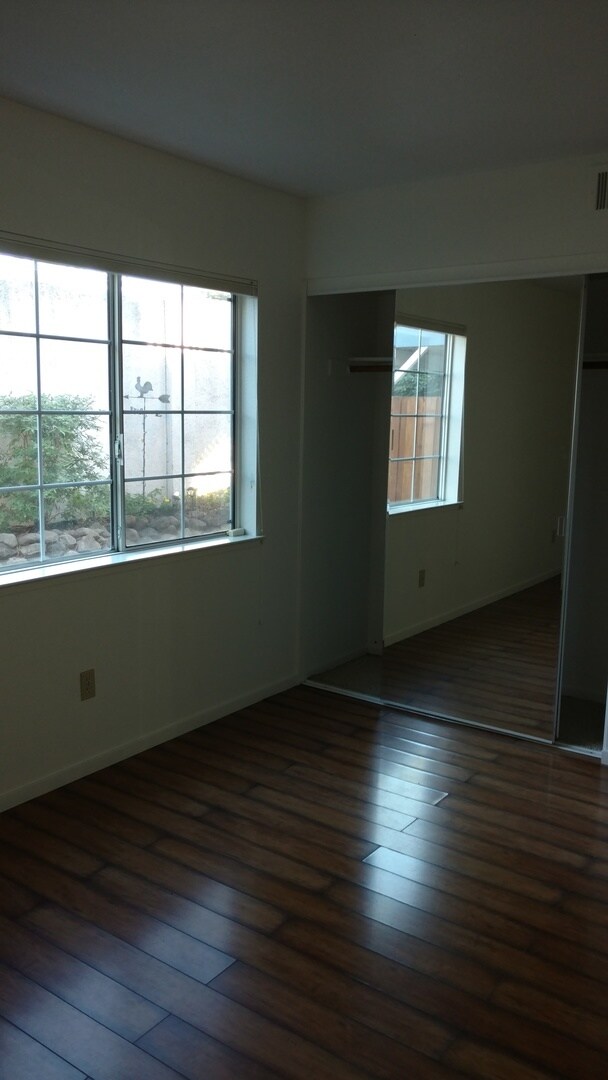 Building Photo - Beautiful House in a Great Neighborhood!