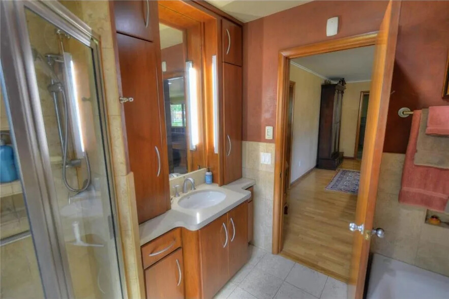 Shared bathroom #1 - 415 12th Ave E