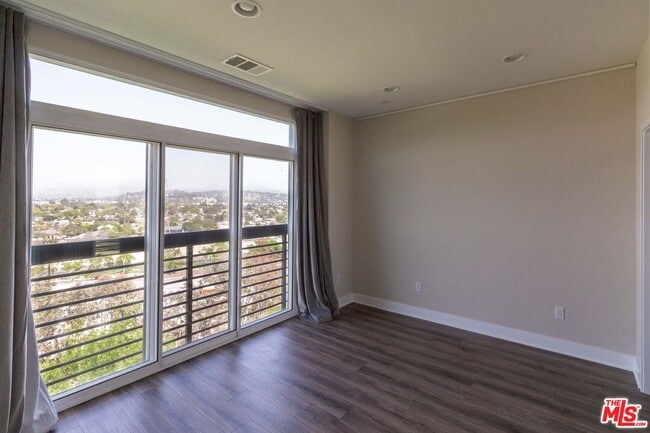 Building Photo - 2753 Waverly Dr