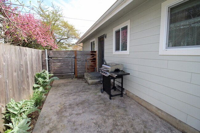 Building Photo - 205 NE 79th Ave