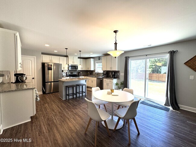 Building Photo - 425 Pebble Shore Dr