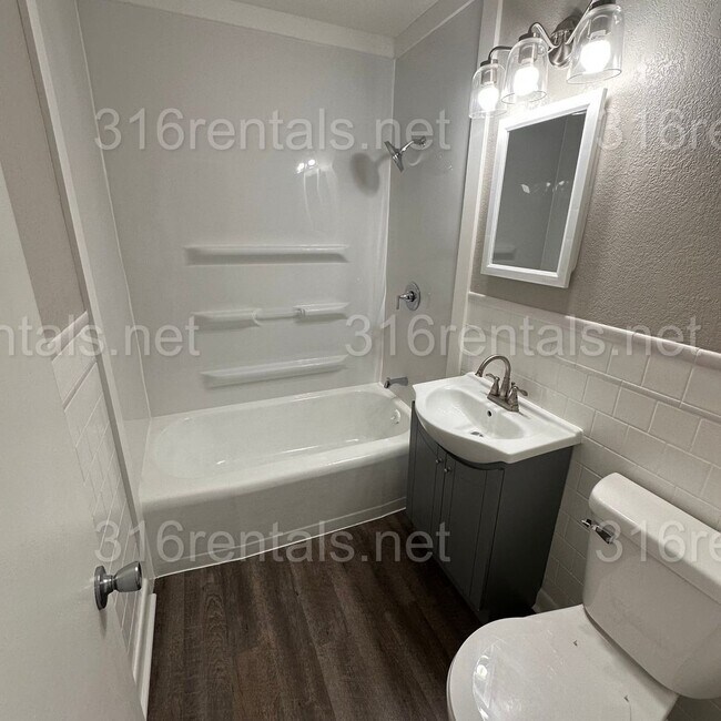 Building Photo - $895 - 2 bedroom / 1 bathroom Single Famil...