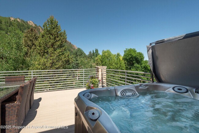 Building Photo - 714 S Galena St