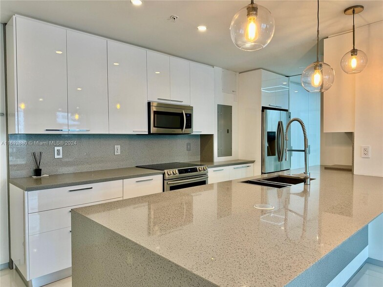 Building Photo - 3001 S Ocean Dr