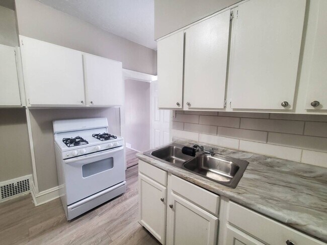 Building Photo - 3586 W 69th St