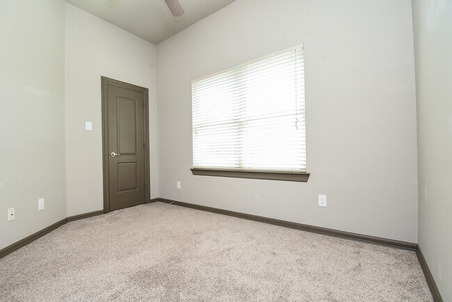 Building Photo - 78 Aventura Pl