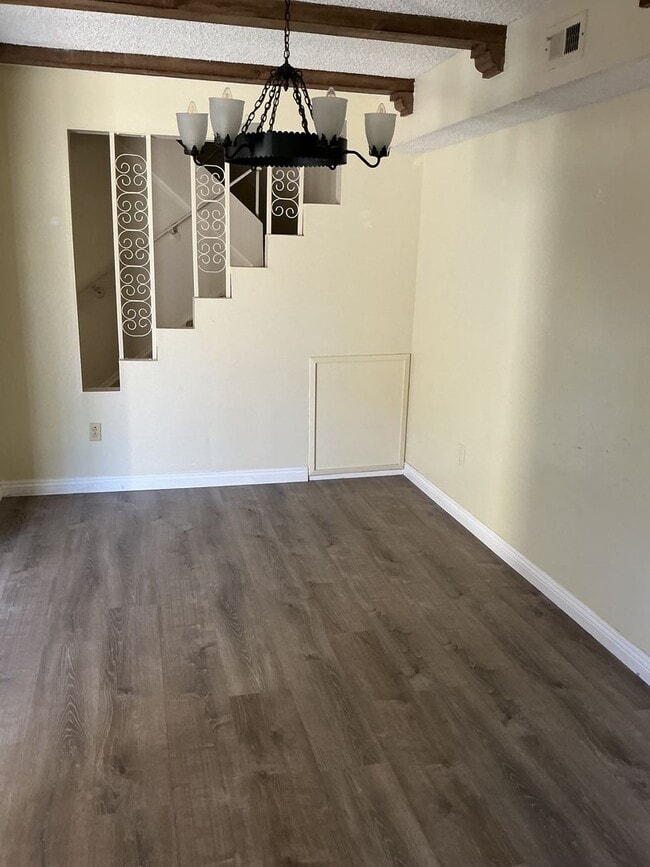 Building Photo - Townhome 3 bedroom 2 bath