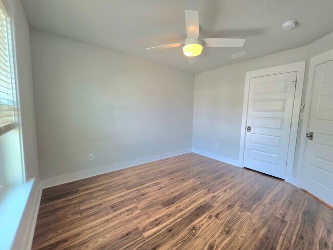 Building Photo - Beautiful Townhome in the Heart of Downtown Pensacola