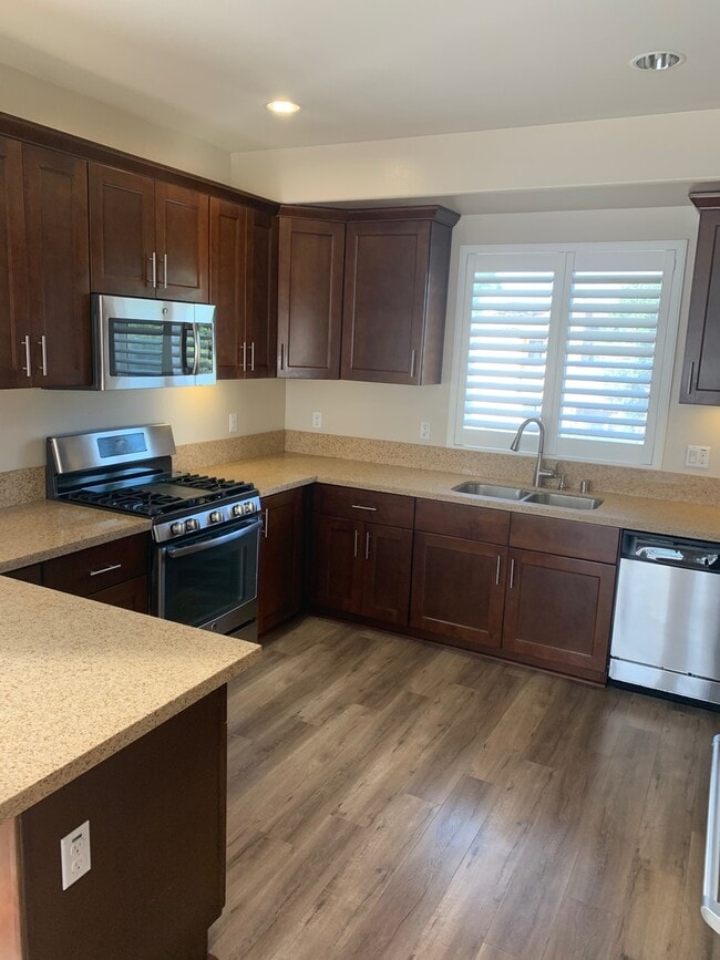 Building Photo - Modern 3 Bed/ 4 Bath, Detached, Private Dr...