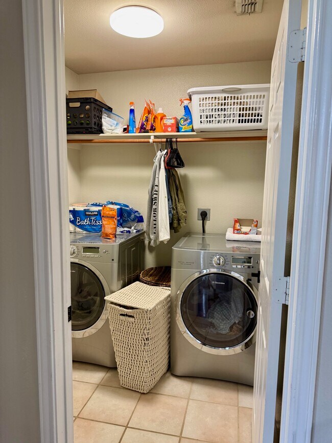 Building Photo - 1353 Pecan Ridge